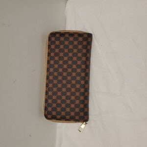 Brown and Tan Patterned Wallet For Man or For Women. The Color Is Blsck And Brow